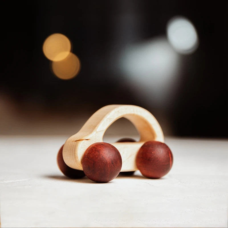 Spielzeugauto aus Holz